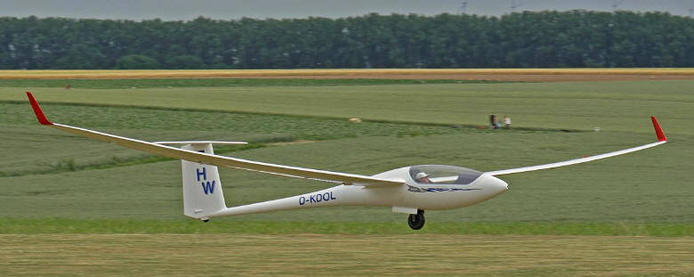 ASH 31-Modell mit 9,64 M Spw. im Endanflug nach dem Jungfernflug am 13.6.2017
